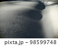 雪の写真です。積雪の多い少ないで　影を　表現しました 98599748