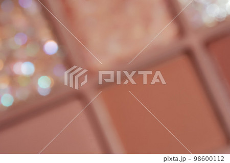 Blurred eyeshadow palette background 98600112
