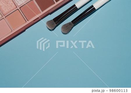 Eyeshadow makeup brushes background 98600113