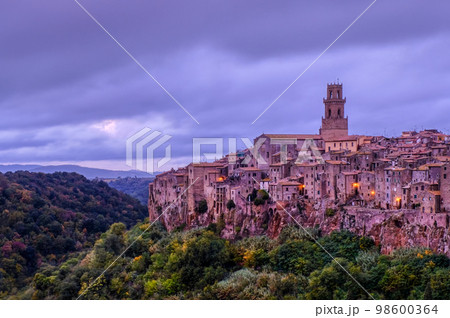 Old historical medieval town of Pitigliano in Tuscany, Italy 98600364