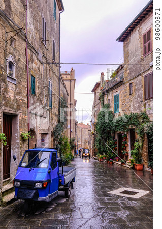Old historical medieval town of Pitigliano in Tuscany, Italy Old historical medieval town of Pitigliano in Tuscany, Italy 98600371