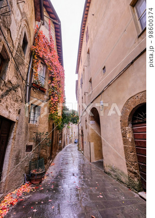 Old historical medieval town of Pitigliano in Tuscany, Italy Old historical medieval town of Pitigliano in Tuscany, Italy 98600374