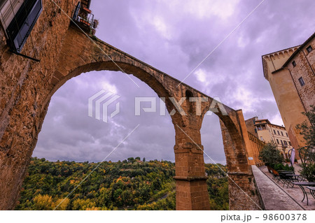 Ancient roman aqueduct in the city of Pitigliano, Tuscany, Italy 98600378