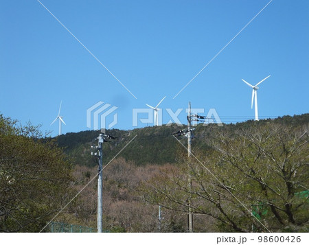 山の尾根に立つ風車　東伊豆町の風力発電所 98600426