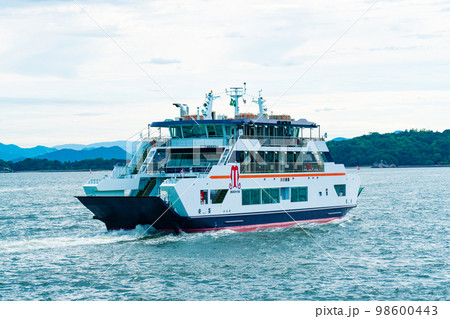 宮島口を出港した宮島松大汽船フェリー安芸 広島県廿日市市 宮島口を出港した宮島松大汽船フェリー安芸 広島県廿日市市 98600443