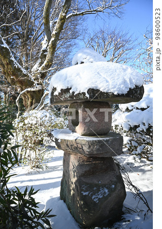 石灯籠に積もった雪の風景 石灯籠に積もった雪の風景 98600523