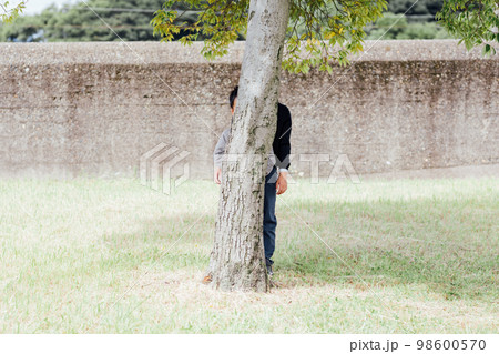 公園でかくれんぼする子ども 98600570
