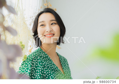 緑のワンピースの女性 緑のワンピースの女性 98600734