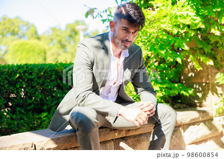 明るい公園でくつろぐビジネスマン 98600854