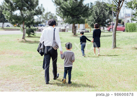 お葬式・葬儀が終わった後の家族 98600878