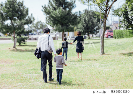 お葬式・葬儀が終わった後の家族 98600880