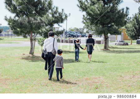 お葬式・葬儀が終わった後の家族 お葬式・葬儀が終わった後の家族 98600884