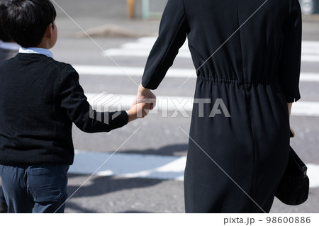 お葬式・葬儀が終わった後の家族 お葬式・葬儀が終わった後の家族 98600886