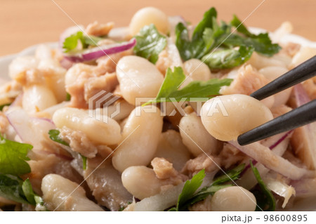 白いんげん豆とツナのサラダ 98600895