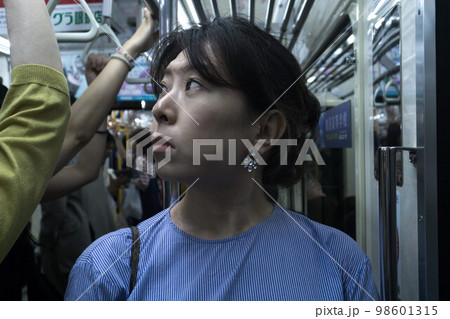 満員電車　通勤時間　　女性 98601315