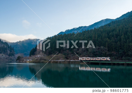 【高山本線】下原ダムを通過する普通列車 98601775