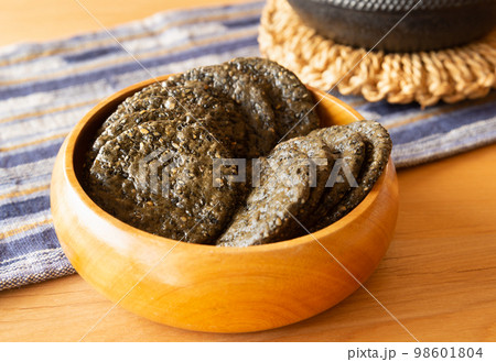 黒胡麻せんべい　米菓　おやつ　ごませんべい 98601804