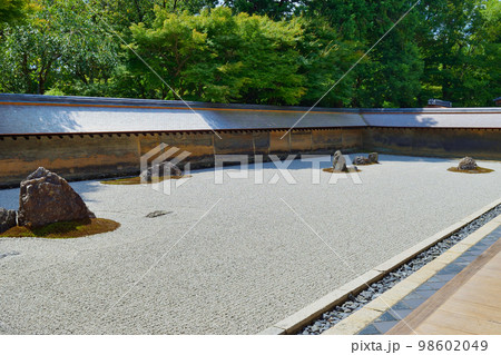 京都　龍安寺の石庭 98602049