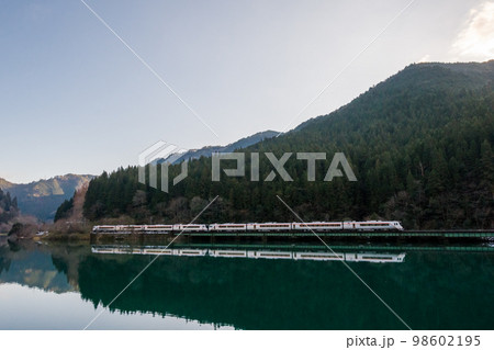 【高山本線】下原ダムを通過する特急ひだ4号 【高山本線】下原ダムを通過する特急ひだ4号 98602195