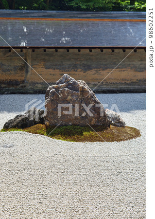 京都　龍安寺の石庭 98602251