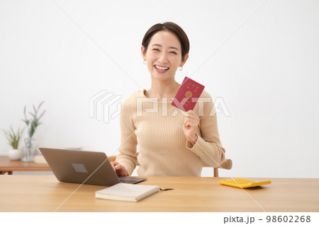 女性　パスポート 98602268