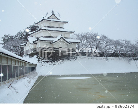 新潟県　新発田城の冬景色 98602374
