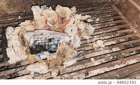 灰になった炭 灰になった炭 98602392