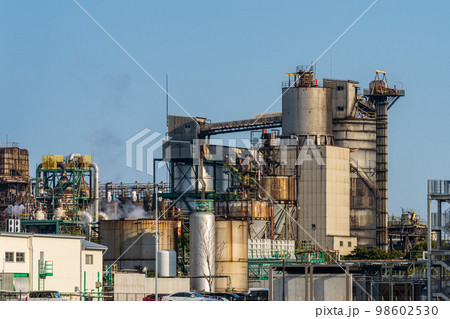 三重県四日市のコンビナートの風景　日中 98602530
