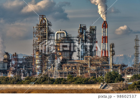 三重県四日市のコンビナートの風景　日中 98602537