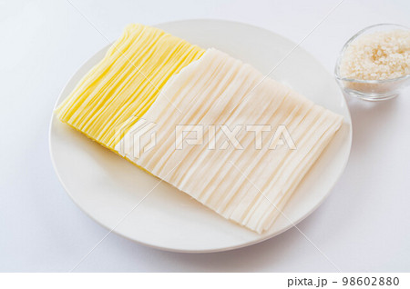 米粉の麺　中華麺風とうどん風　 98602880