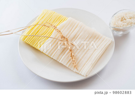 米粉の麺　中華麺風とうどん風　 98602883