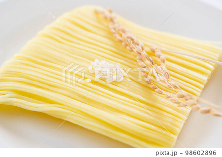 中華麺風米粉麵のアップ 98602896