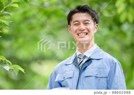 作業服の男性　新緑 98602998