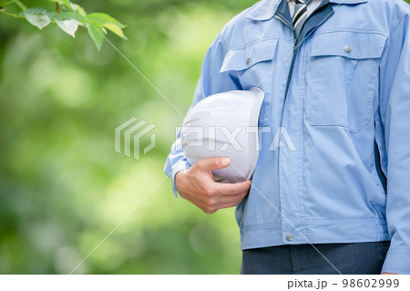 作業服の男性 新緑 ヘルメット 作業服の男性 新緑 ヘルメット 98602999