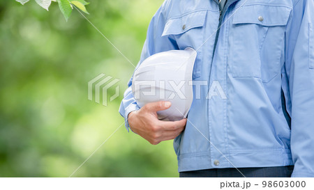 作業服の男性 新緑 ヘルメット 作業服の男性 新緑 ヘルメット 98603000