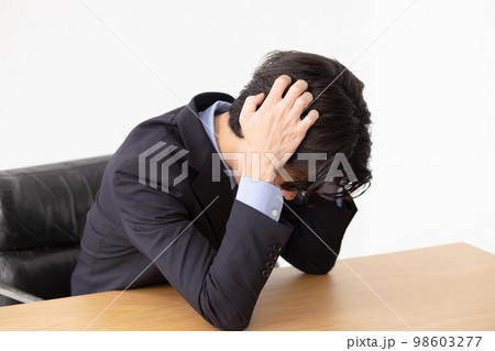 男性　悩む　スーツ 98603277