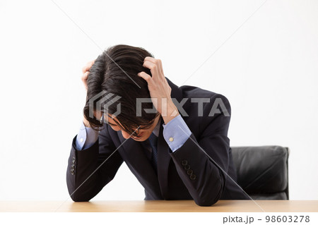 男性　悩む　スーツ 98603278