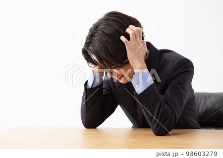 男性 悩む スーツ 男性 悩む スーツ 98603279