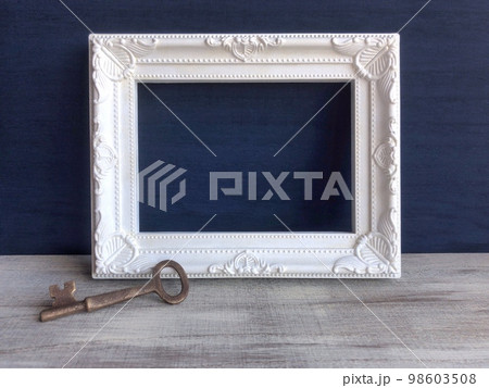 オフホワイトの額縁とアンティークキー オフホワイトの額縁とアンティークキー 98603508