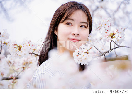 桜　女性ポートレート 98603770