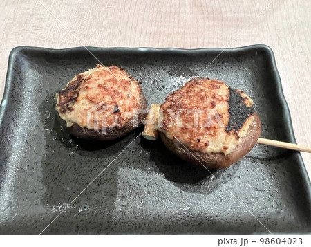 黒いお皿に盛られた美味しそうなつくねの焼き鳥 黒いお皿に盛られた美味しそうなつくねの焼き鳥 98604023