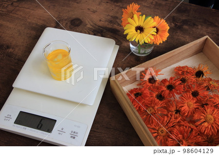 カレンデュラで手作り美肌クリーム カレンデュラで手作り美肌クリーム 98604129