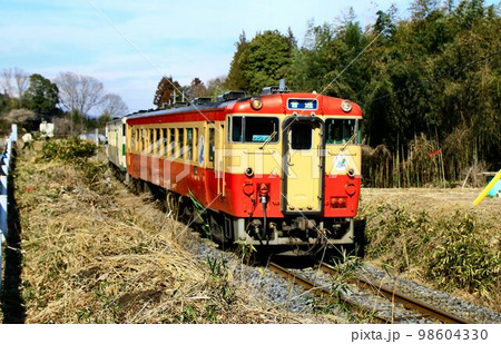 かつての烏山線…　山間をローカル線を快走するキハ40系 98604330