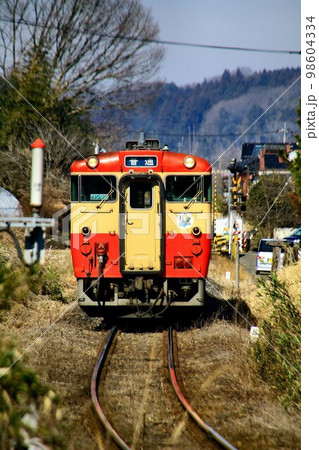 かつての烏山線…　山間をローカル線を快走するキハ40系 98604334
