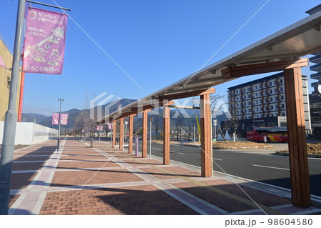 山陰本線・亀岡駅のバスターミナル 山陰本線・亀岡駅のバスターミナル 98604580