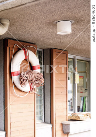 壁に掛けられた救命浮環 壁に掛けられた救命浮環 98604601