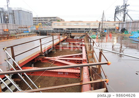 線路下を通すアンダーパス工事現場 線路下を通すアンダーパス工事現場 98604626