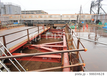 アンダーパス工事現場 アンダーパス工事現場 98604628