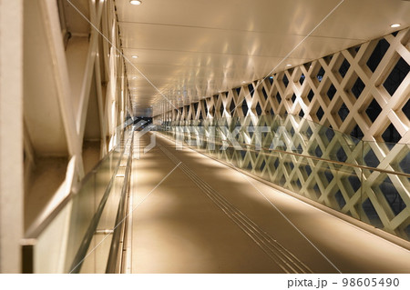 美術館へ続く歩道橋 98605490