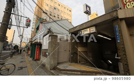 大阪メトロの動物園前駅の8号出入口、大阪市西成区のあいりん地区に設置されている 大阪メトロの動物園前駅の8号出入口、大阪市西成区のあいりん地区に設置されている 98605980